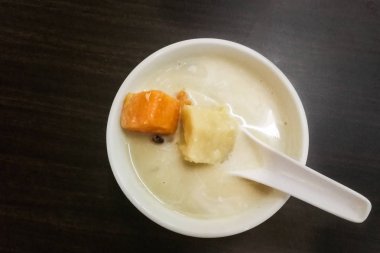 Bubur Cha Cha Hindistan cevizi sütü, tatlı patates ve taro yapılmış tatlı çöldür. Malezya içinde popüler.