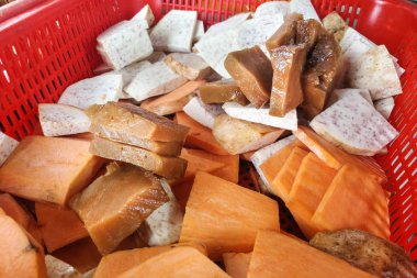 Kızarmış yapışkan pirinç keki için malzemeler içerir yam ve patates. Olarak da bilinen kızarmış Nien Gao, popüler tarifi sırasında Çin yeni yılı