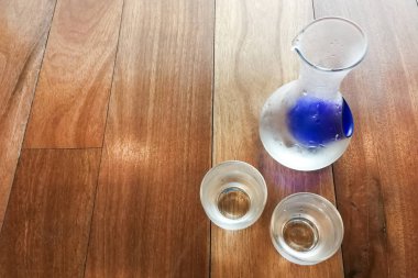 Restoranda ahşap platformda soğuk Japon sake yenileniyor