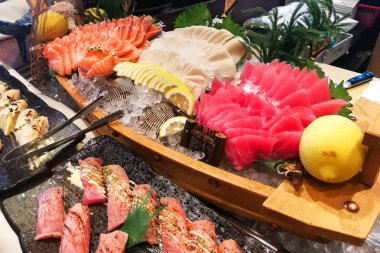 Japon restoranında lezzetli Japon taze shashimi suşi büfe yaymak