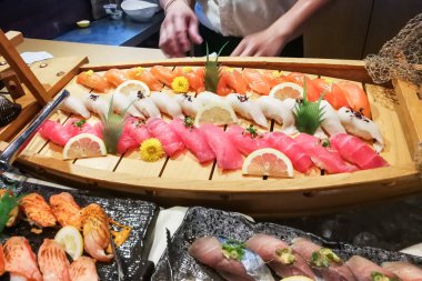 Japon restoranında lezzetli Japon taze shashimi suşi büfe yaymak