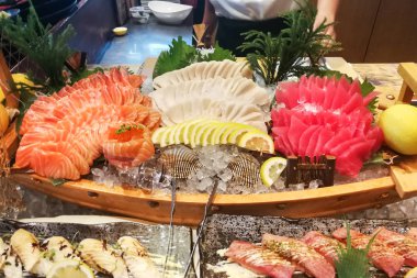 Japon restoranında lezzetli Japon taze shashimi suşi büfe yaymak