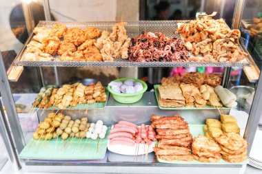 Loh bak veya lobak popüler kızarmış Penang besindir. Dükkan veya sokak tezgahlarda satılan.