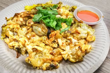 Kızarmış yumurta istiridye, Penang, Malezya popüler gıda. Mevcut sokak tezgahları ve kahve dükkanları.