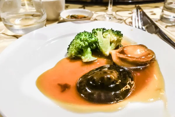 Dušené Mušle Houbami Brokolicí Vynikající Omáčkou Podávané Restauraci — Stock fotografie