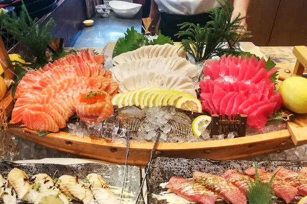 Lahodné Čerstvé Japonské Shashimi Suši Bufetem Japonské Restauraci — Stock fotografie