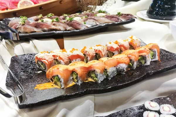 おいしい日本日本食レストランで新鮮な刺身寿司のビュッフェ — ストック写真