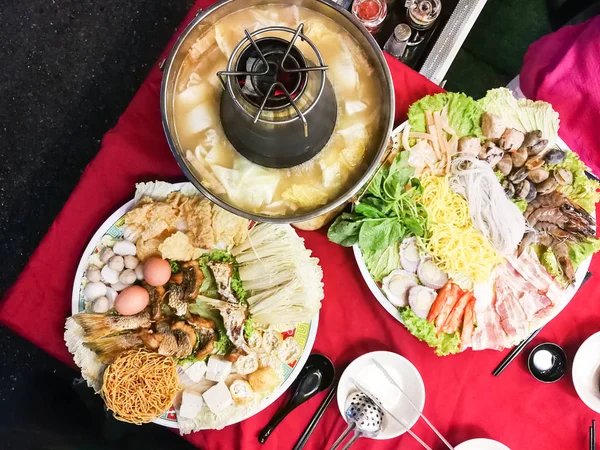 Hot Pot Oder Dampfboot Asiatischen Stil Mit Fleisch Meeresfrüchten Gemüsenudeln — Stockfoto