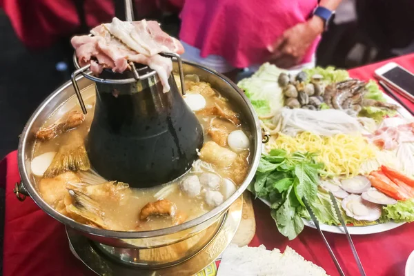 木炭動力を与えられた鍋に肉 魚介類 野菜麺の熱い鍋か鍋料理のアジアン スタイルを提供してください — ストック写真