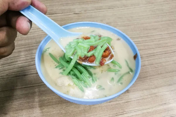 槟城路著名的 Chendol 与红豆在马兰三潭服务冷碗 — 图库照片
