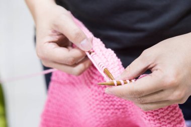 Kadın el ile iğne ve iplik el sanatları işi closeup.