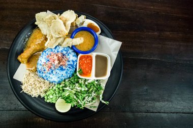 Nasi Kerabu tavuk ve cordiments ile popüler geleneksel Malay Malezya besindir