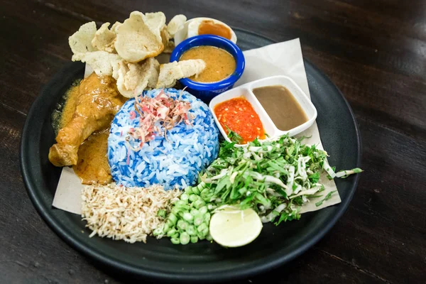 Nasi Kerabu Tavuk Cordiments Ile Popüler Geleneksel Malay Malezya Besindir — Stok fotoğraf