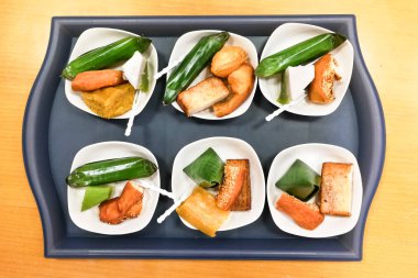 Çeşitli Malezya Nyonya kuih kueh tepsiye plaka servis hizmet