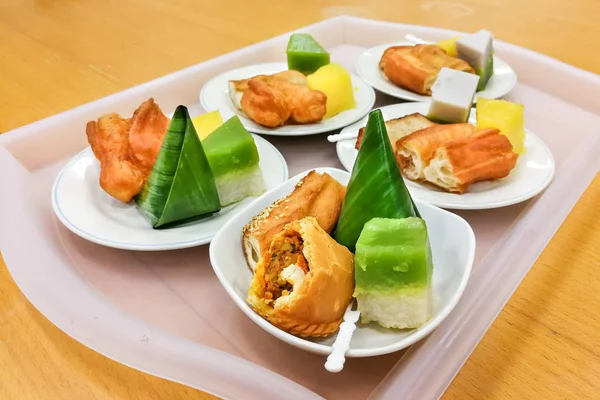 Assorted Malaysia Nyonya Kuih Kueh Served Serving Plate Tray — Stock Photo, Image