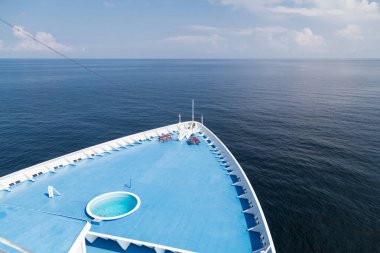 Lüks cruise gemi güverte okyanus ufuk seyir üzerinde önü
