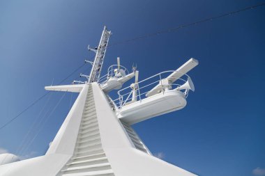 Cruise gemi uydu radar anteni mavi gökyüzü karşı closeup