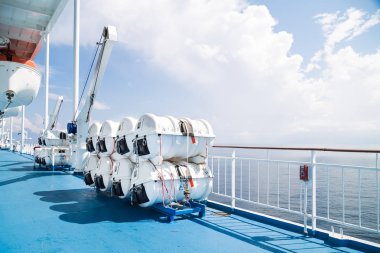 Mavi gökyüzü karşı güvertede gemi şişme acil hayat Sal cruise