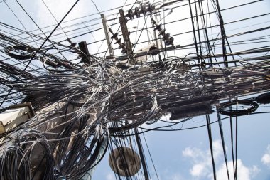 Dağınık dolaşmış elektrik, telekomünikasyon teller, kablolar üzerinde gelişmiş şehirde Polonyalılar