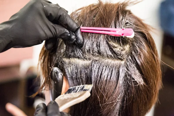 Крупный План Парикмахера Нанесения Химического Красителя Волосы Клиента Салоне — стоковое фото