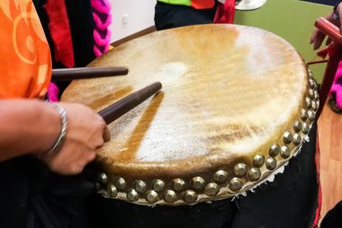 Davul iş ofiste aslan dans performansı sırasında isabet davulcu closeup