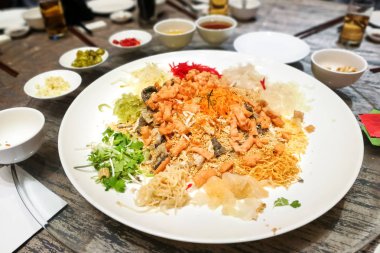 Yee Sang veya Yusheng çiğ Somon Balık ile şans ve refah için Çin yeni yılı sırasında hizmet