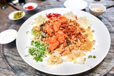 Yee Sang veya Yusheng çiğ Somon Balık ile şans ve refah için Çin yeni yılı sırasında hizmet