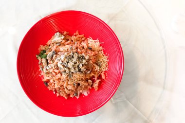 Yee Sang veya Yusheng somon ile hizmet veren balık cilt Çin yeni yılı sırasında şans ve refah için