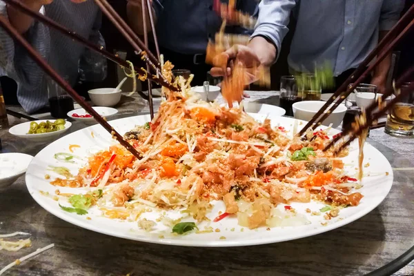 Pessoas Jogando Yee Cantou Yusheng Durante Ano Novo Chinês Prática — Fotografia de Stock