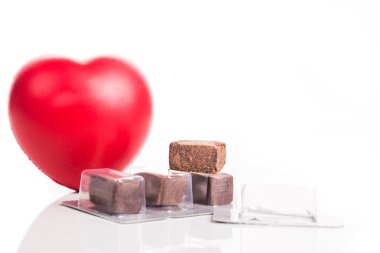 Sığır eti önlemek evde beslenen hayvan köpek çiğnenebilir beyaz arka planda heartworms tedavi