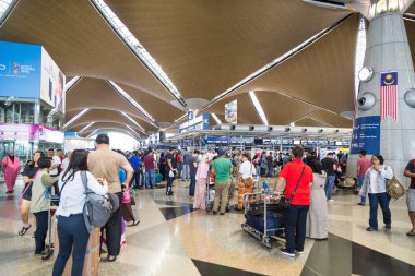 Kuala Lumpur, Malezya, 3 Kasım 2018: yolcuları uçuşlarını tanımlayan çevresinde yürüyüş iade KLIA Havaalanı Ana gidiş salonunda sayaçları