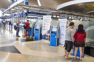 Kuala Lumpur, Malezya, 3 Kasım 2018: self servis check-in kiosk makine KLIA havaalanında uçuş