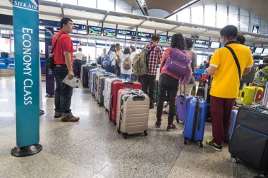 Kuala Lumpur, Malezya, 3 Kasım 2018: Yolcu bagaj check-in KLIA Havaalanı'nda sayaç queuing ile