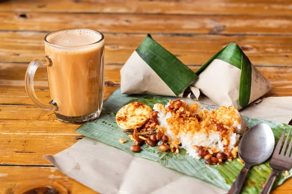 Simple Banana Leaf Nasi Lemak Teh Tarik Breakfast Popular Breakfast — Stock Photo, Image