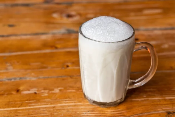 Glas Warme Verse Melk Met Schuim Houten Tafelblad Voedzame Drank — Stockfoto