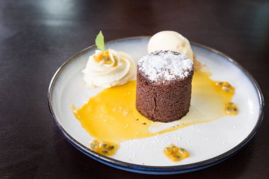 Valrhona çikolata moelleux ya da tutku meyve ile erimiş kek tabakta