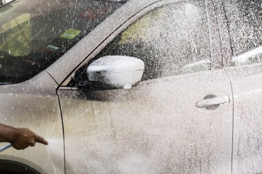 Garajda yıkamak için çalışan araba üzerine deterjan sabun köpük püskürtme