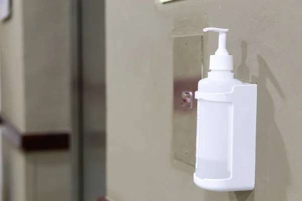 医院提供公共手部消毒液分配器 用于卫生目的 — 图库照片