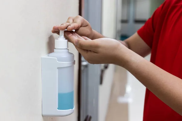 Osoba Dostarczająca Dezynfekcyjnym Sanitizer Płyn Rękę Szpital Dla Utrzymania Higieny — Zdjęcie stockowe