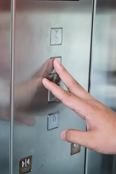 电梯电梯面板上的盲人手指阅读盲文 — 图库照片