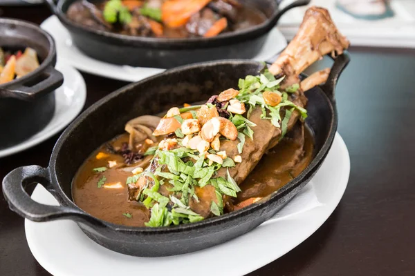 Güveç kuzu incik estouffade, metal eşya servis popüler Fransız mutfağı