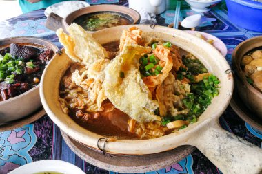 Bak Kut Teh, komposto domuz eti bitkisel çorbası, Malezya ve Singapur Çince arasında popüler yemek.