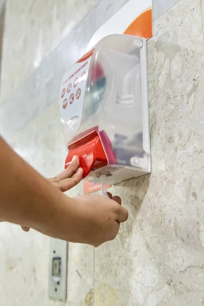 Person Dispensing Disinfectant Sanitizer Liquid Hand Public Amenities Hygienic Living — Stock Photo, Image