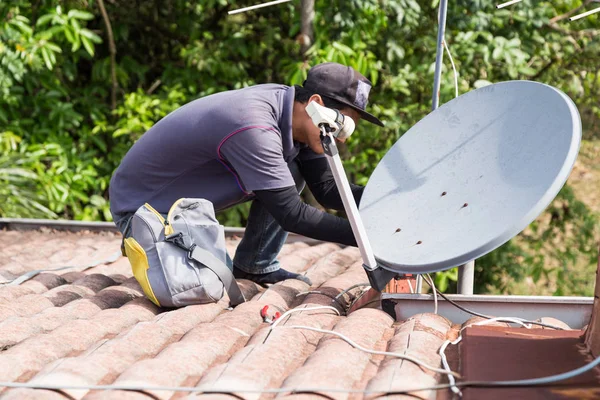 Geschickter Techniker Installiert Satellitenschüssel Und Fernsehantenne Auf Dem Dach — Stockfoto