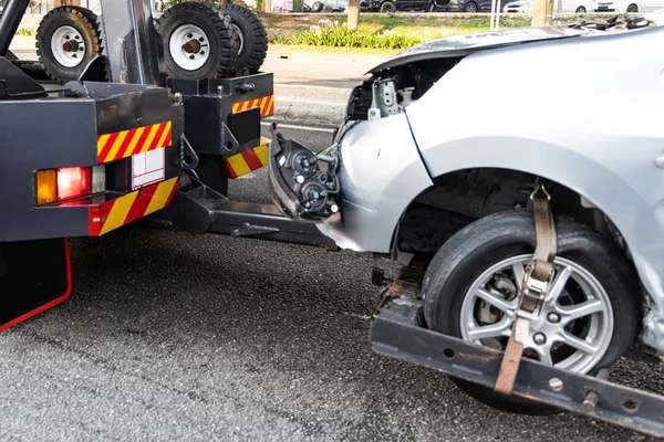 Tow Vrachtwagen Trekkende Auto Bij Ongeval Weg Afgebroken — Stockfoto