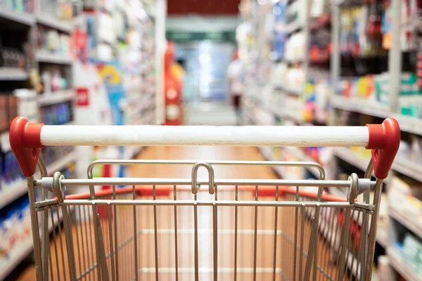 Perspektivischer Blick Auf Einkaufswagen Mit Modernem Supermarkt Gang Verschwommener Hintergrund — Stockfoto