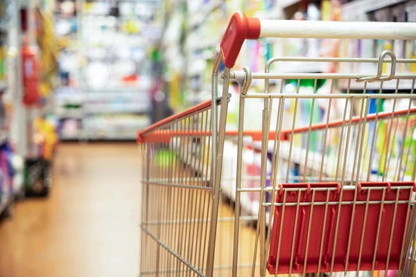 Carro Carro Compra Contra Pasillo Del Supermercado Moderno Fondo Borroso — Foto de Stock