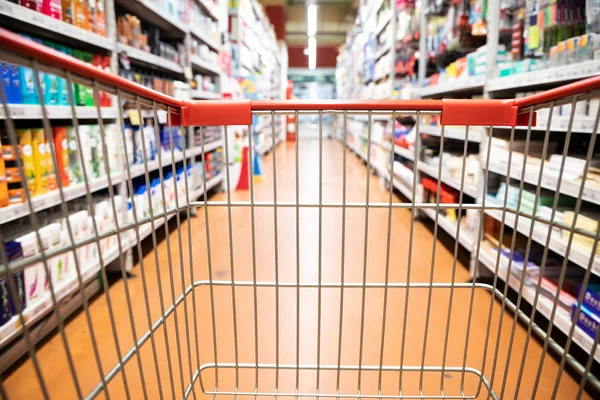 Perspektivischer Blick Auf Einkaufswagen Mit Modernem Supermarkt Gang Verschwommener Hintergrund — Stockfoto