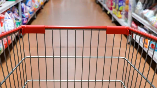 Perspective View Shopping Trolley Cart Modern Supermarket Aisle Blurred Background — Stock Photo, Image