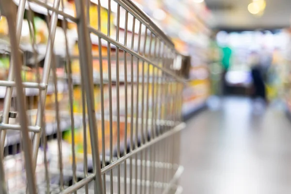 Shopping Trolley Cart Shallow Dof Modern Supermarket Aisle Blurred Background — Stock Photo, Image